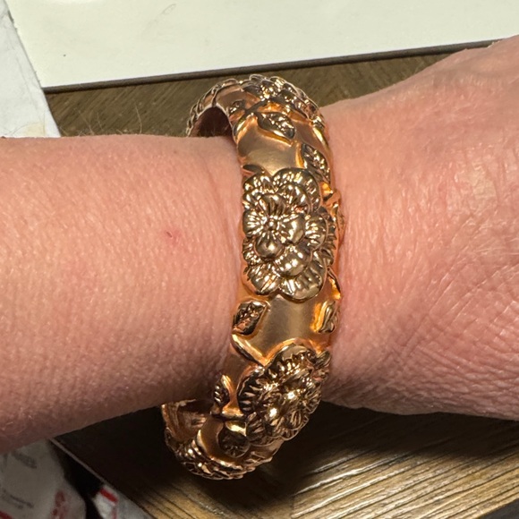 Pomina Jewelry - Carved Floral Gold-Tone Women's Hinged Bangle Bracelet.  (BR444)